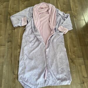 Victoria's Secret Robe Satin Terry Cloth Lined Purple Women Medium Paisley Embos